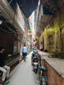 een groep motorfietsen geparkeerd in een steegje bij Shree Gopal Inn in Varanasi