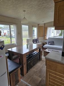 eine Küche und ein Wohnzimmer mit einem Tisch und einer Couch in der Unterkunft Beach Resort Kamperland - 1113 in Wissenkerke