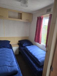 ein kleines Zimmer mit zwei Betten und einem Fenster in der Unterkunft Beach Resort Kamperland - 1113 in Wissenkerke