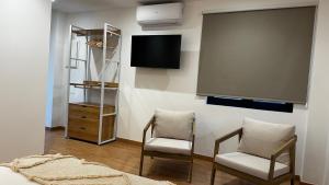 una stanza con due sedie e uno schermo di proiezione di Quinta do Codeçal a Vila Real