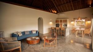 una sala de estar con un sofá y una mesa en Irama Surf Villas, en Sekongkang Bawa