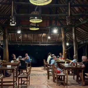 Un restaurante u otro lugar para comer en Le Dugong Libong Resort