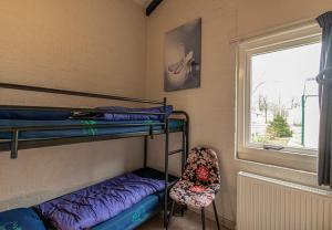 En eller flere senge i et værelse på Bungalowpark Simpelveld - Castra 39