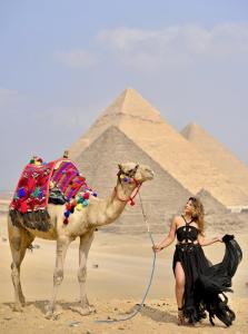 カイロにあるFanton Hotelのピラミッド前のラクダの女