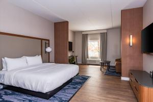 una habitación de hotel con una cama y un televisor en Fairfield Inn & Suites Dayton Beavercreek, en Beavercreek