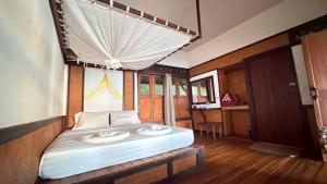 Una cama o camas en una habitación de Le Dugong Libong Resort