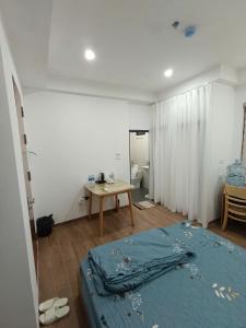 Postel nebo postele na pokoji v ubytování The Full House