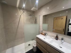 Un baño de Hôtel Au Chamois d'Or by Les Etincelles