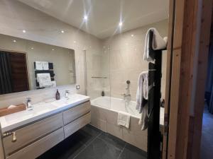 Un baño de Hôtel Au Chamois d'Or by Les Etincelles