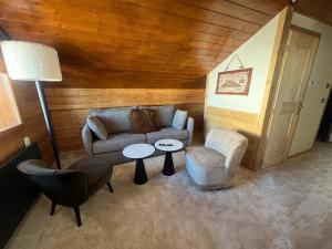 Un lugar para sentarse en Hôtel Au Chamois d'Or by Les Etincelles