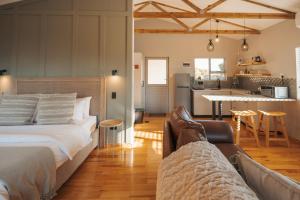 Postel nebo postele na pokoji v ubytování Swallow Cabin at Vrolikheid Landgoed