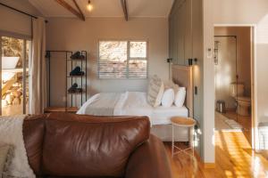 Posezení v ubytování Swallow Cabin at Vrolikheid Landgoed + 13 fotografií