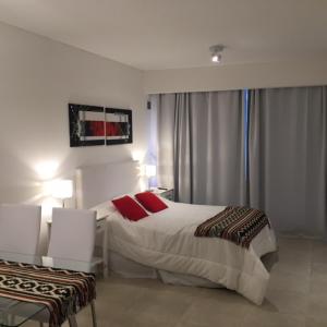 1 dormitorio con 1 cama, 2 sillas y ventana en Casa ivana 3 en Buenos Aires