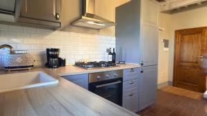 Una cocina o cocineta en Charming Apartment by Halldis 9 fotos más