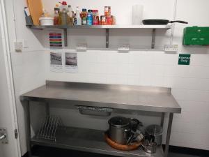 Kuchyň nebo kuchyňský kout v ubytování Dulverton Hostel + 32 fotografií