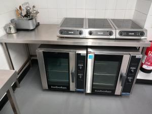 Kuchyň nebo kuchyňský kout v ubytování Dulverton Hostel