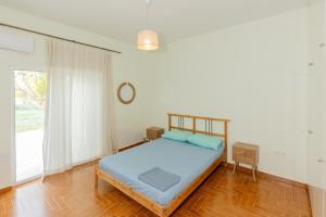 Ένα ή περισσότερα κρεβάτια σε δωμάτιο στο Mulberry House by the Sea Νέα Μάκρη