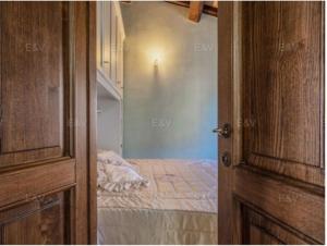 eine offene Tür zu einem Schlafzimmer mit einem Bett in der Unterkunft la casa nel borgo in Bevagna + 9 Fotos