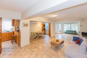 Χώρος καθιστικού στο Mulberry House by the Sea Νέα Μάκρη