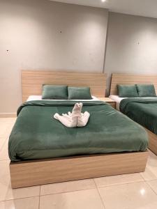 カイロにあるFanton Hotelの赤ちゃんが部屋のベッドに座って +23枚の写真