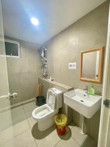 een badkamer met toilet en wastafel bij Jhomestay1 in Sandakan