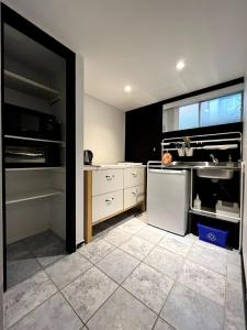 Kuchyň nebo kuchyňský kout v ubytování Charmant petit studio à 15 minutes de Montréal