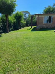 ein Hof eines Hauses mit einem Grasfeld in der Unterkunft Casa en Nono in Nono
