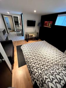 Postel nebo postele na pokoji v ubytování Charmant petit studio à 15 minutes de Montréal + 5 fotografií