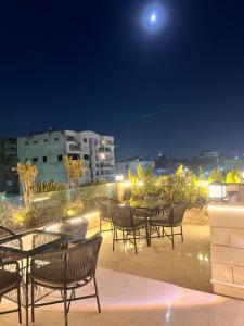 カイロにあるFanton Hotelの屋上のテーブルと椅子