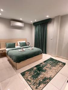 カイロにあるFanton Hotelのベッドルーム1室(ベッド1台、緑の毛布、ラグ付)