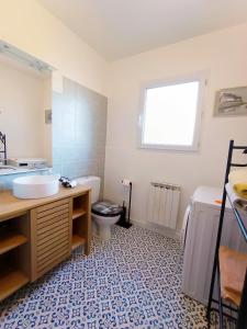 un baño con lavabo e inodoro en Face à la Citadelle - Jardin & Parking privé, en Forcalquier