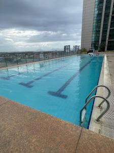 Hồ bơi trong/gần 51 Home Imperial Suites Apartments