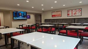 TV a/nebo společenská místnost v ubytování Hawthorn Extended Stay by Wyndham DFW Airport North + 15 fotografií