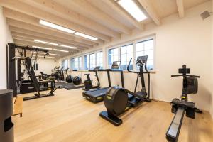 un gimnasio con varias cintas de correr y bicicletas estáticas en Seemöwe Swiss Quality Hotel, en Güttingen