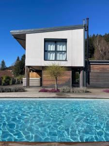 La alberca dentro o cerca de Villa 4 Saisons, avec piscine chauffée et jacuzzi