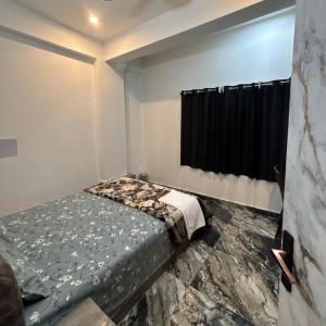 um quarto com uma cama e uma janela em Nomadic Patna em Patna