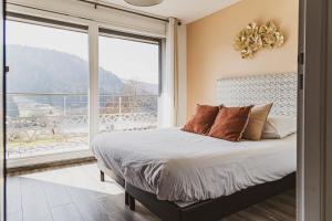 Una cama o camas en una habitación de Villa 4 Saisons, avec piscine chauffée et jacuzzi