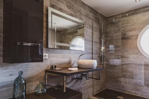 Un baño de Villa 4 Saisons, avec piscine chauffée et jacuzzi 70 fotos más