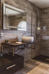 Un baño de Villa 4 Saisons, avec piscine chauffée et jacuzzi