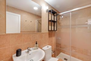 Un baño con lavabo, inodoro y ducha. en Vv Estrella, en Puerto de Mogán 23 fotos más