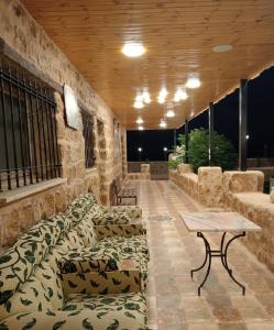 The modern village في ‘Ayn Amūn: غرفة معيشة مع كنب وطاولة في مبنى