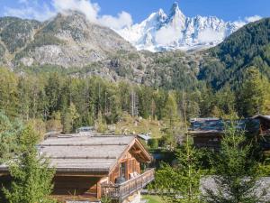 a log cabin with mountains in the background at Luxueux Chalet avec Spa et Vue sur Mont Blanc - FR-1-343-253 in Chamonix-Mont-Blanc