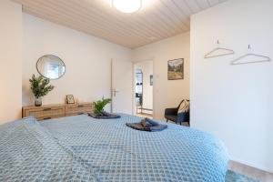 Giường trong phòng chung tại Lungern Alpine Stay with free parking