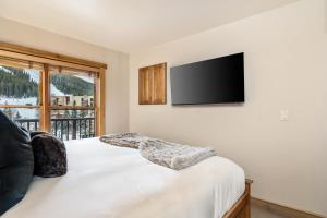 Postel nebo postele na pokoji v ubytování Steps to Superbee Lift with Hot Tubs & Mountain Views