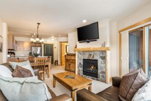 TV a/nebo společenská místnost v ubytování Steps to Superbee Lift with Hot Tubs & Mountain Views