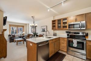 Kuchyň nebo kuchyňský kout v ubytování Steps to Superbee Lift with Hot Tubs & Mountain Views