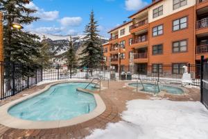 Bazén v ubytování Steps to Superbee Lift with Hot Tubs & Mountain Views nebo v jeho okolí