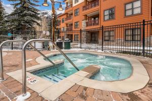 een hot tub op een binnenplaats tegenover een gebouw bij Steps to Superbee Lift with Hot Tubs & Mountain Views in Frisco