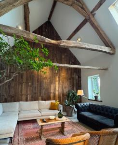 ディゴワンにあるLa Colline Digoinのソファとテーブルのあるリビングルーム