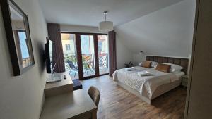 En eller flere senge i et værelse på Willa Zacisze Szczawnica 25 m2 IIp + 36 billeder